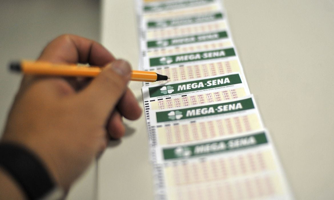Antonio era pecuarista e tinha quatro filhos. Ele fez uma aposta simples, de apenas R$ 5, e venceu o sorteio 2.795 da Mega-Sena, de 9 de novembro. O prêmio está na lista dos dez maiores da história da principal loteria brasileira considerados apenas os concursos regulares - não inclui a Mega da Virada. 
 Reprodução: Flipar