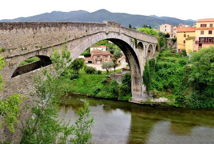 Ponte do Diabo (França) - Construída no século 14, a Old Bridge fica na cidade de Céret, nos Pirineus Orientais, no Sul da França. Atravessa o rio Tech e passou por reparos no século 18.  Reprodução: Flipar