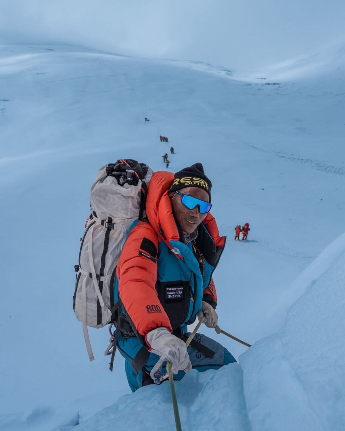 Em maio de 2024, o guia nepalês Kami Rita Sherpa, de 54 anos, escalou o Everest pela 30ª vez, um recorde na história da montanha. A informação é da autoridade de turismo do Nepal. Reprodução: Flipar