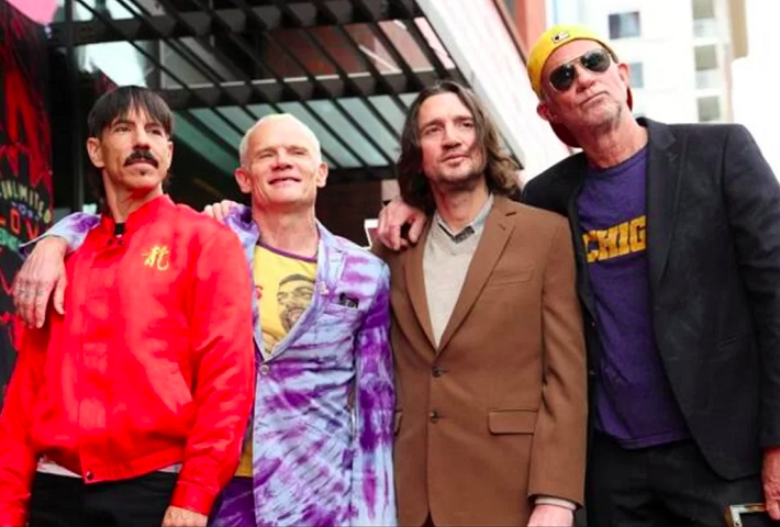 A banda é composta pelos integrantes Anthony Kiedis (vocais), Flea (baixo), John Frusciante (guitarra) e Chad Smith (bateria).