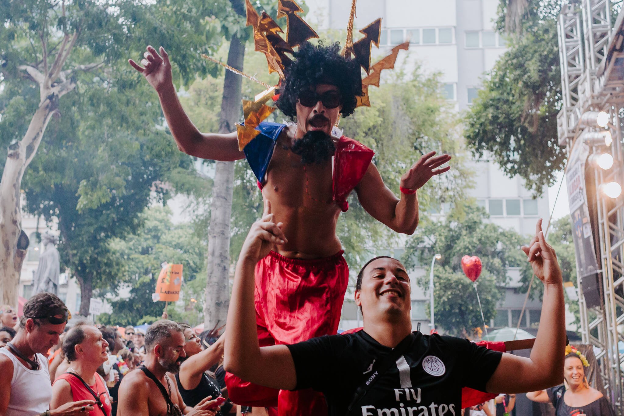 PSG participou oficialmente do carnaval do Rio de Janeiro, representado por Alex Dias. Foto: Divulgação