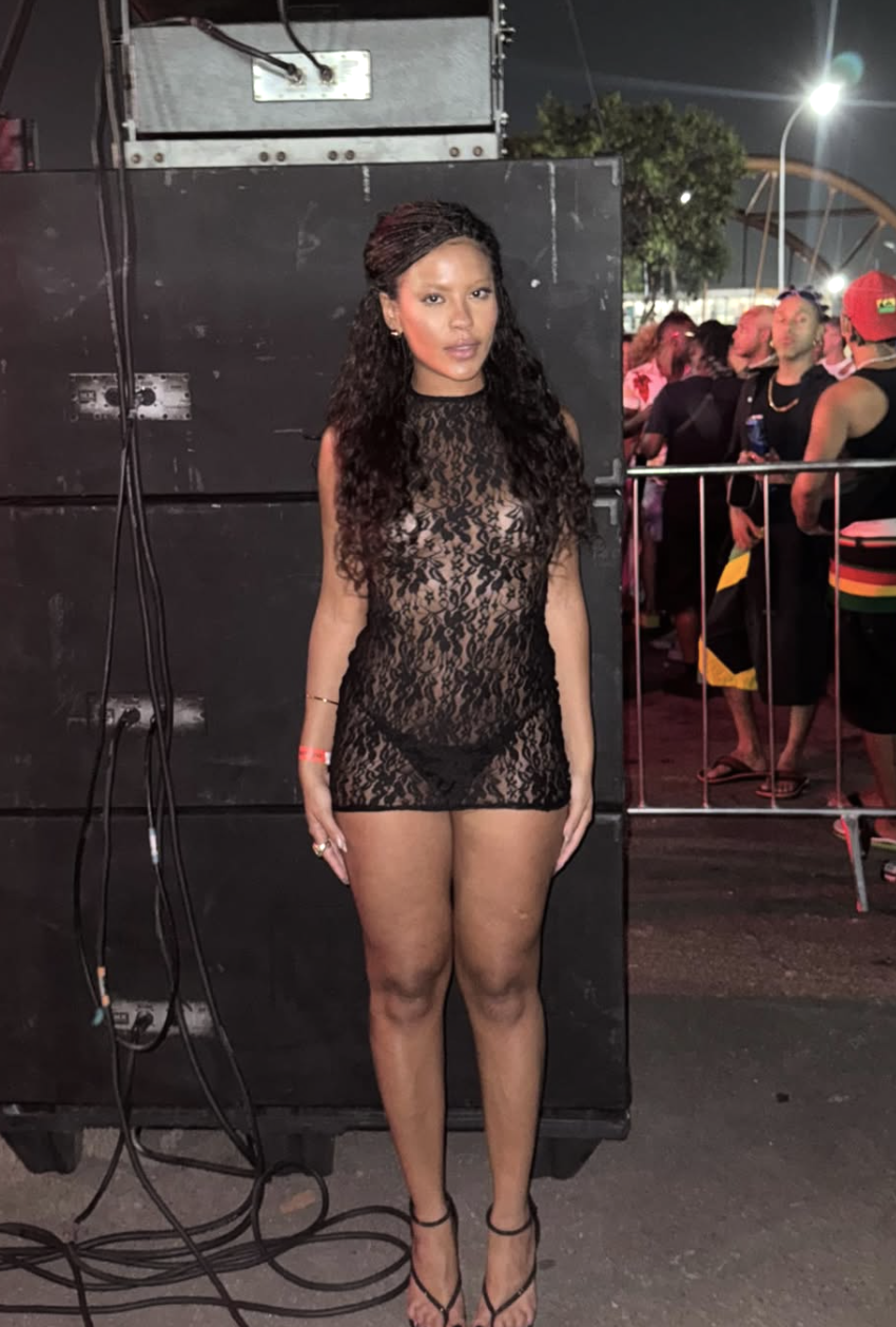 Atriz posou com look nos bastidores do evento. Foto: Reprodução/redes sociais