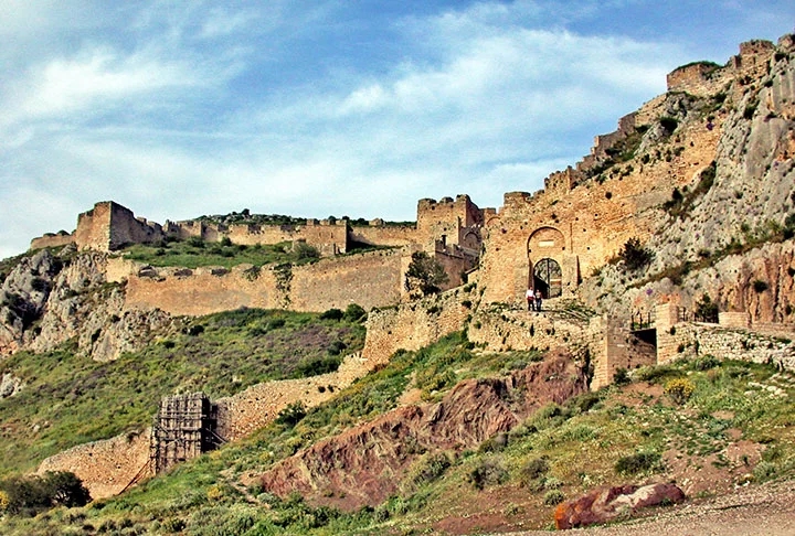 ACROCORINTO - A acrópole da antigo Corinto, na Grécia Antiga, mantinha três divisões de defesas levantadas ao longo do Império Bizantino. Situada em enorme rochedo, a fortaleza era considerada praticamente intransponível. As primeiras estruturas datam do século 7 a.C.  Reprodução: Flipar