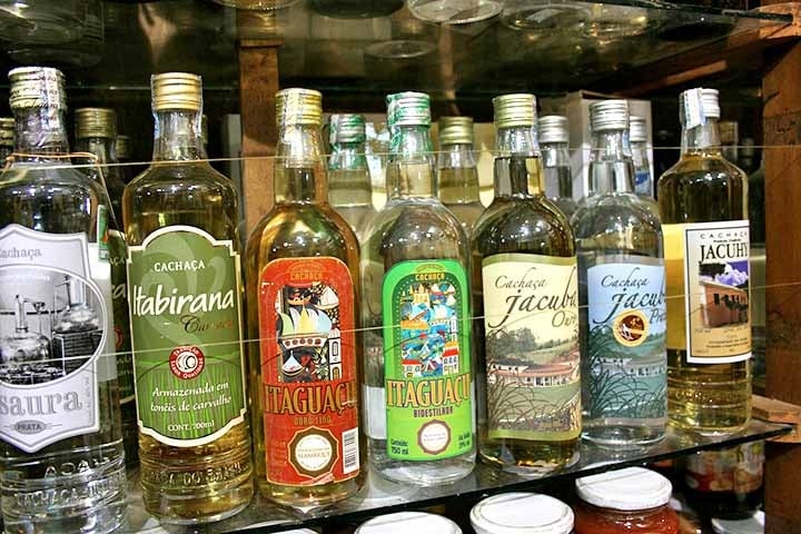 As bebidas também fazem parte do pacote: sucos, refrigerantes, energéticos e bebidas alcóolicas contam com nosso açúcar (a tradicional cachaça). Reprodução: Flipar