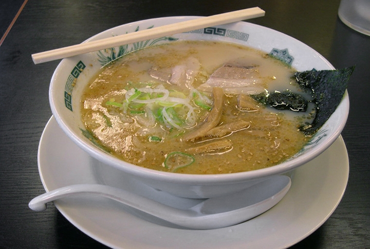 Ramen: Um prato de sopa consistente em caldo (geralmente de porco ou frango), macarrão, carne de porco fatiada, cebolinha, broto de bambu e um ovo cozido. Existem várias variações regionais de ramen no Japão. Reprodução: Flipar