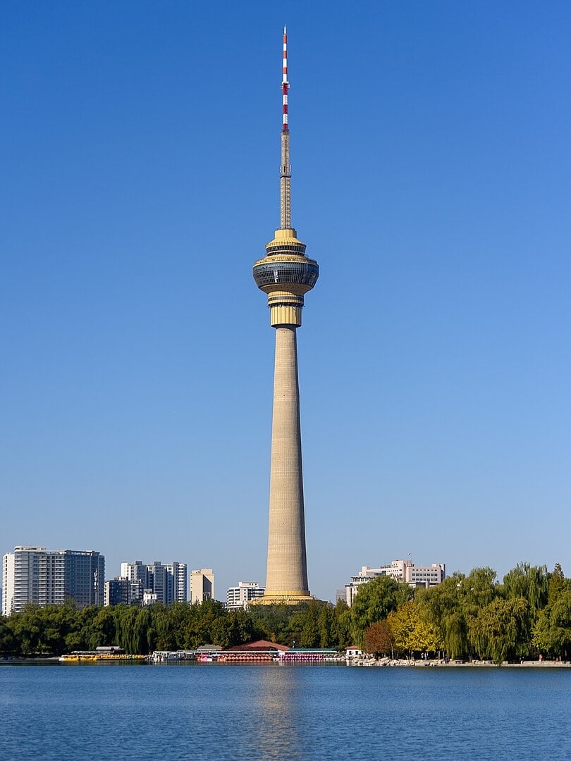 Localizada em Pequim, na China, a Torre de Rádio e TV de Pequim tem 410 metros de altura e foi inaugurada em 1992 para funcionar como canal de transmissão de sinais de rádio e televisão. Reprodução: Flipar