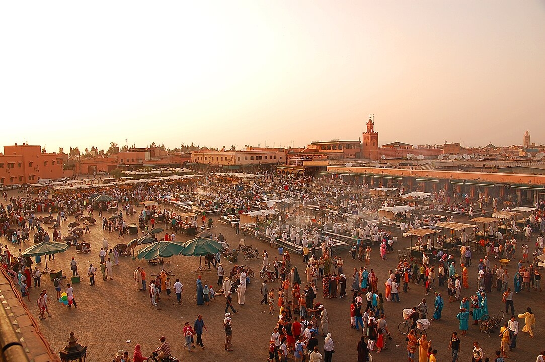 Djemaa el-Fna – Marrakech, Marrocos - Do século XI, é um centro cultural e turístico repleto de vida. À noite, se transforma em um grande mercado a céu aberto, com artistas de rua e comida típica. Seu exotismo e energia a tornam inesquecível.
 Reprodução: Flipar