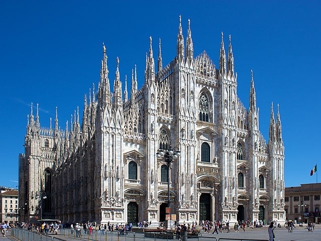 Catedral de Milão - Uma das mais célebres construções góticas da Europa. Tem 157m de comprimento por 109m de largura, com 136 pontas de mármore. Tem 5 naves com até 45m de altura. Sua construção começou em 1386 e só foi finalizada em 1813.   Reprodução: Flipar