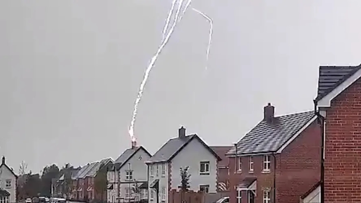 Na Inglaterra, um raio também causou destruição. Ele atingiu diretamente a chaminé de uma casa em Oxfordshire. Câmera de uma casa vizinho registrou o momento.  