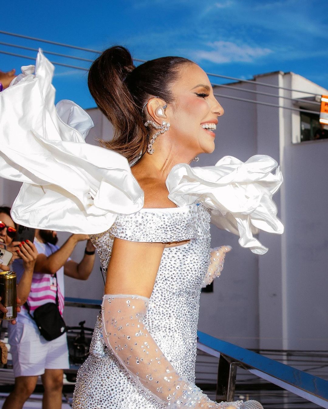 Autora do hit “Macetando”, seu feat. com Ludmilla, Ivete Sangalo, mais uma vez, abriu o Carnaval de Salvador em 2024. Para o figurino, a cantora baiana recordou o primeiro CD da carreira solo, lançado em 1999: Ivete subiu no trio usando um body cheio de pedrarias e com um babado ombro a ombro bastante volumoso. Ela voltou a usar looks inspirados em sua carreira nos dias seguintes. Reprodução/Instagram