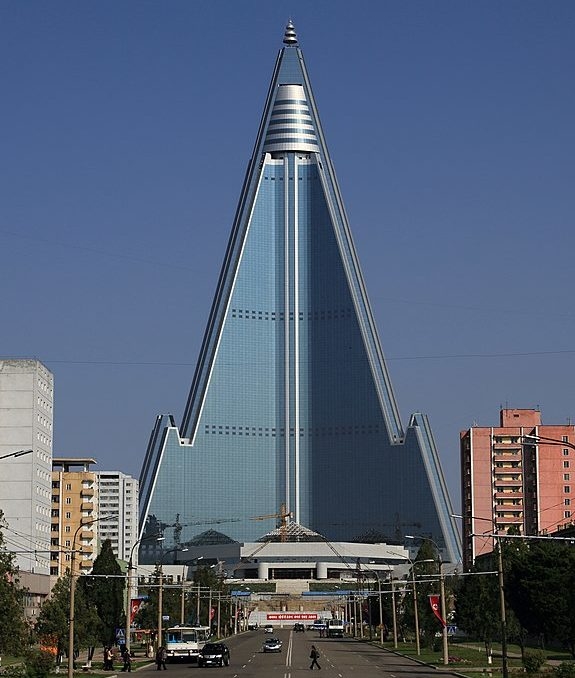 3) Ryugyong Hotel, Coreia do Norte (330 m): O arranha-céu de 105 andares, que fica em Pyongyang, começou a ser construído em 1987, mas foi abandonado nos anos 1990 devido à crise econômica da Coreia do Norte.  Reprodução: Flipar
