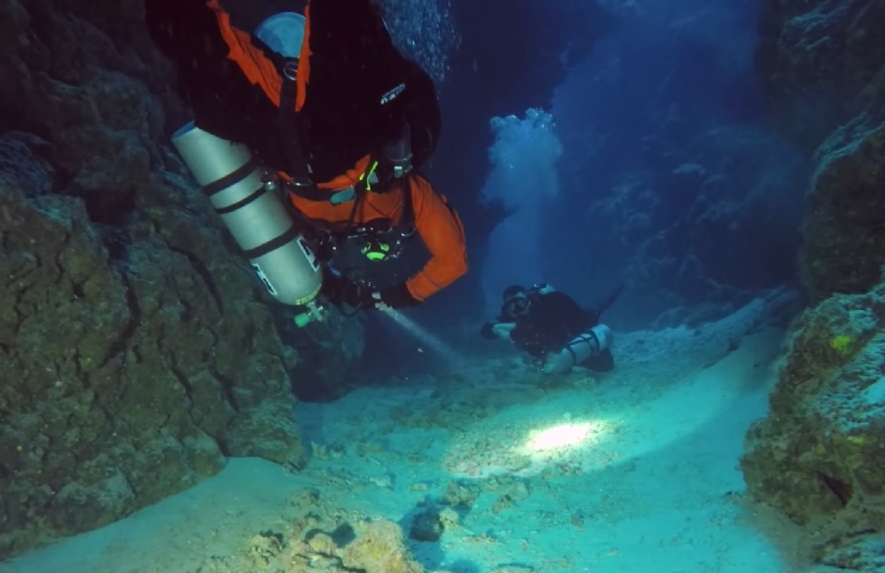 “Nós defendemos que o aumento da salinidade no início da crise e uma possível queda limitada do nível do mar teriam desencadeado correntes gravitacionais, desestabilizando a margem continental e escavando o fundo do mar onde quer que fosse íngreme o suficiente”, disseram os autores da pesquisa. Reprodução: Flipar