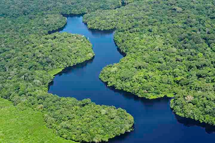A bacia amazônica é formada pelo rio Amazonas e seus afluentes. Estes estão situados nos dois hemisférios (no hemisfério norte e no hemisfério sul) e, devido a esse fato, o rio Amazonas tem dois períodos de chuvas, pois a época das chuvas é diferente no hemisfério norte e no hemisfério sul. Reprodução: Flipar
