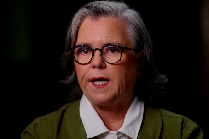 Rosie O’Donnell – Atriz e comediante muito famosa na TV americana, O’Donnell já era conhecida por suas críticas a Trump. Em março de 2025, ela anunciou que havia deixado o país e se mudado para a Irlanda, onde tenta conseguir cidadania junto da sua filha. Reprodução: Flipar