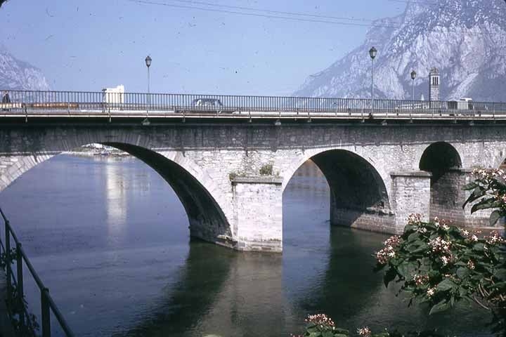 Um dos símbolos de Lecco, a ponte Azzone Visconti, também conhecida como Ponte Vecchio, seria a mesma pintada na paisagem atrás da Mona Lisa. 
 Reprodução: Flipar