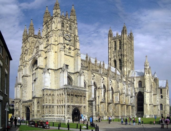 Catedral de Canterbury: Fica na cidade de Canterbury, na Inglaterra. Começou a ser construída em 500 e foi fundada em 597, mas passou por uma reconstrução completa entre 1070 e 1077. Reprodução: Flipar