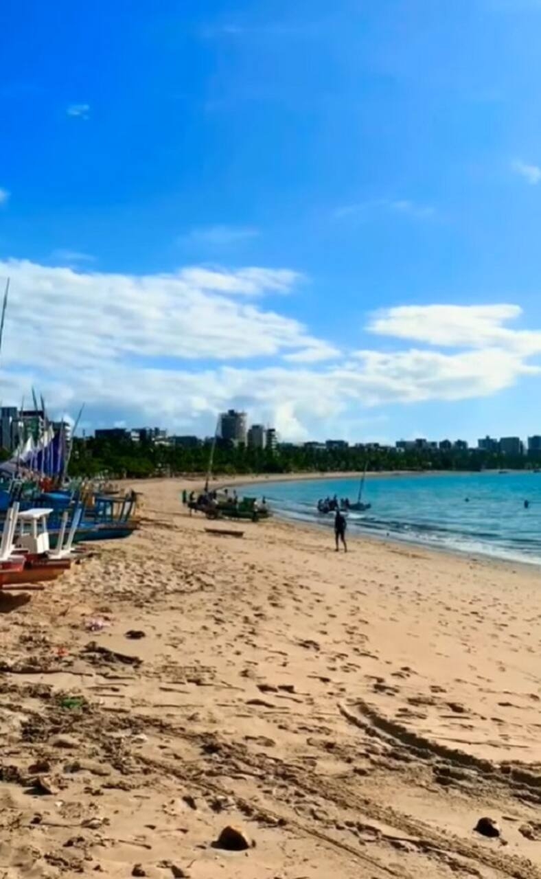 Além disso, as praias urbanas convidam os visitantes a relaxar enquanto contemplam o horizonte. Essas belezas naturais, que contrastam com a vida urbana, são um verdadeiro tesouro da cidade e uma das razões pelas quais Maceió se tornou um destino tão popular. Reprodução: Flipar