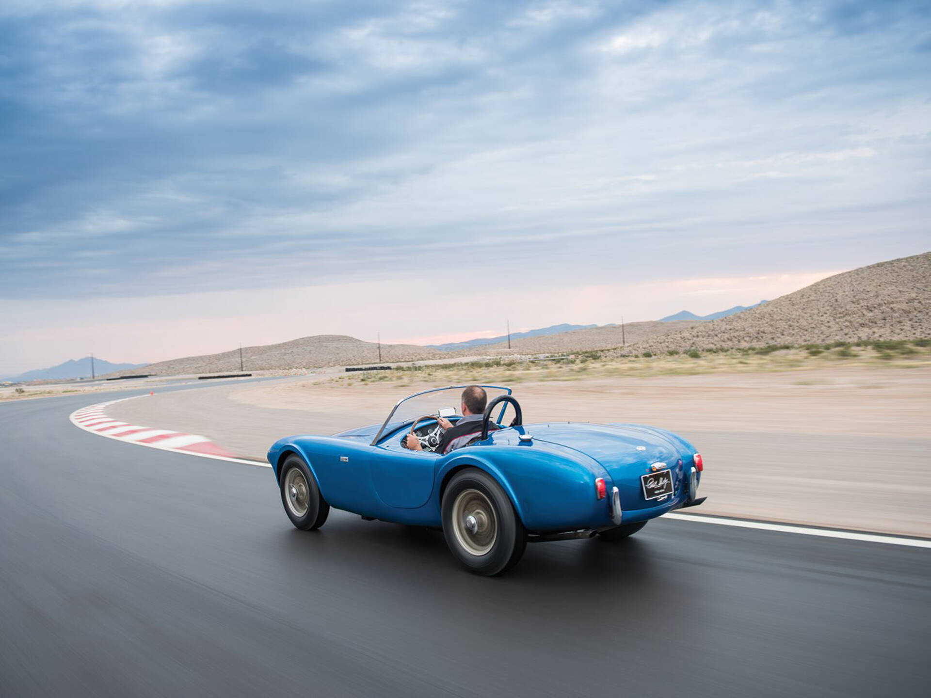 O primeiro Shelby Cobra, construído pelo próprio Carroll Shelby em 1962, quando colocou o motor 4.3 V8 da Ford dentro do pequeno AC Ace.. Foto: Divulgação/RM Auctions