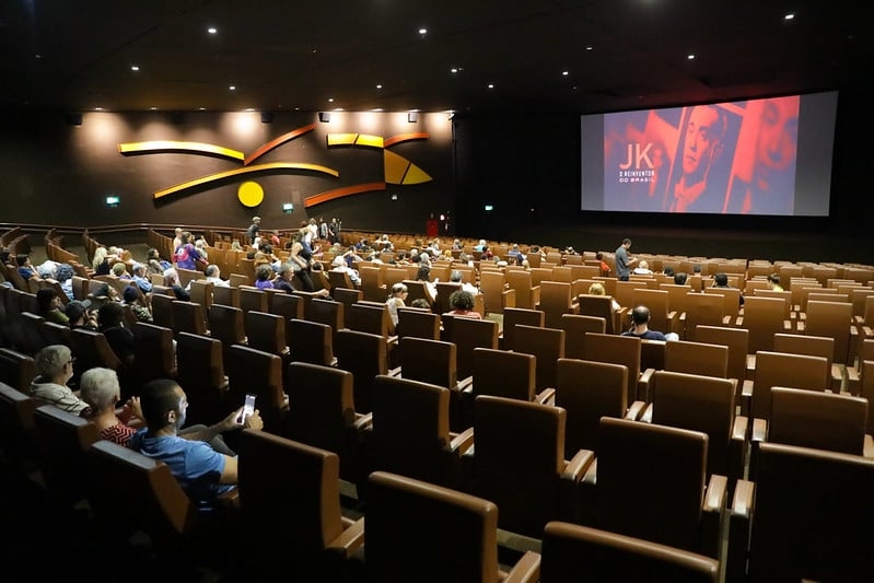 Os cinemas de rua vêm fechando no Brasil devido à concorrência com grandes redes e à mudança nos hábitos do público. Muitos espaços históricos, que marcaram gerações, encerraram as atividades nas últimas décadas. Hoje, poucas salas de rua sobrevivem, geralmente em centros culturais ou projetos de preservação. - Geovana Albuquerque/ Agência Brasília Reprodução: Flipar