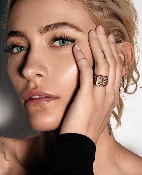 Paris Jackson - A cantora e atriz, filha do astro pop Michael Jackson, tem olhos em tonalidade de azul celestial extremamente claro com bordas escuras, o que dá um aspecto original e fascinante.
 Reprodução: Flipar