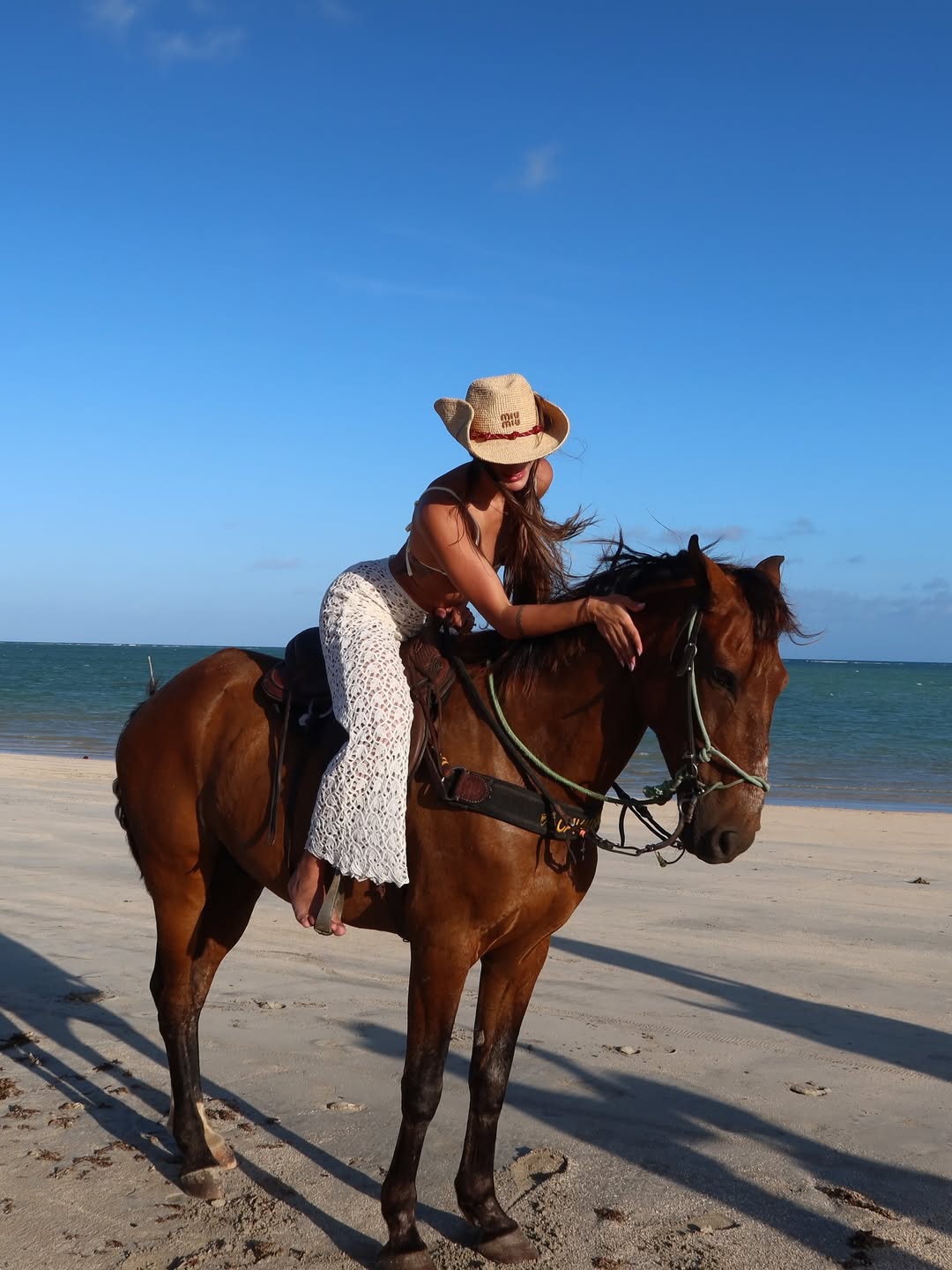 Tainá Militão acaricia cavalo. Foto: Reprodução/ Instagram @tainamilitao