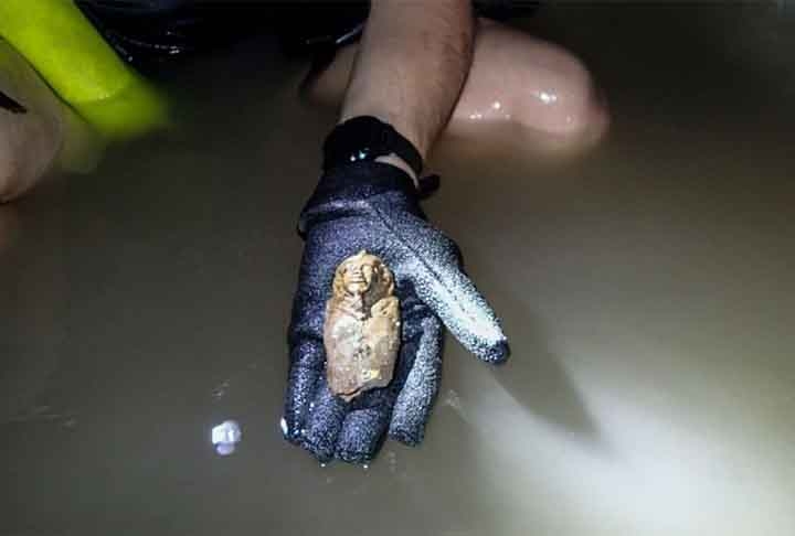 No caso da estrutura que abriga o túmulo de Nastasen, a equipe de arqueólogos achou folhas de ouro, um artefato que foi desfigurado pela invasão da água, e estatuetas de cerâmicas. Segundo Paul Creasman, tais itens teriam sido oferendas ao líder kushita.  Reprodução: Flipar