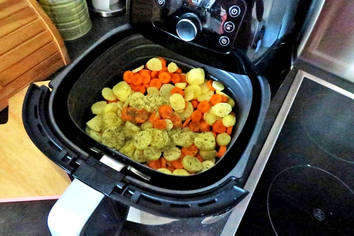 A air fryer é uma excelente aliada para quem busca preparar refeições mais saudáveis e práticas, mas requer cuidados específicos para garantir um uso seguro e eficiente.  Reprodução: Flipar