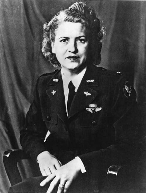 Jacqueline Cochran: Foi uma das pilotos mais renomadas dos EUA e quebrou muitos recordes de aviação ao longo da vida. Durante a 2ª Guerra Mundial, ela liderou o programa Women Airforce Service Pilots (WASP), que treinou mulheres para pilotar aviões militares.  Reprodução: Flipar