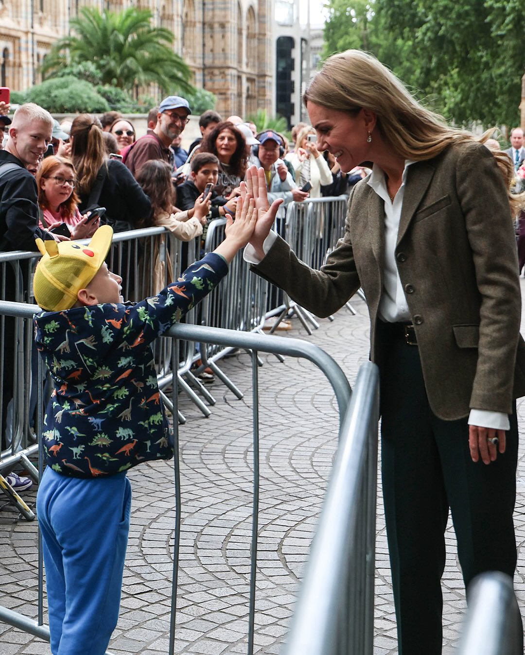 Kate Middleton exibe novo cabelo loiro em retorno à agenda real. Foto: Instagram