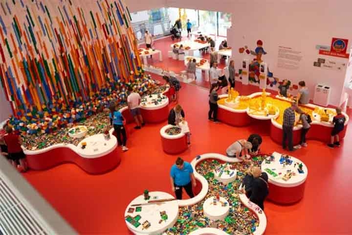 Com o passar das décadas, a Lego se tornou um símbolo de inovação e diversão, unindo gerações e mantendo sua relevância no mercado global.  Reprodução: Flipar