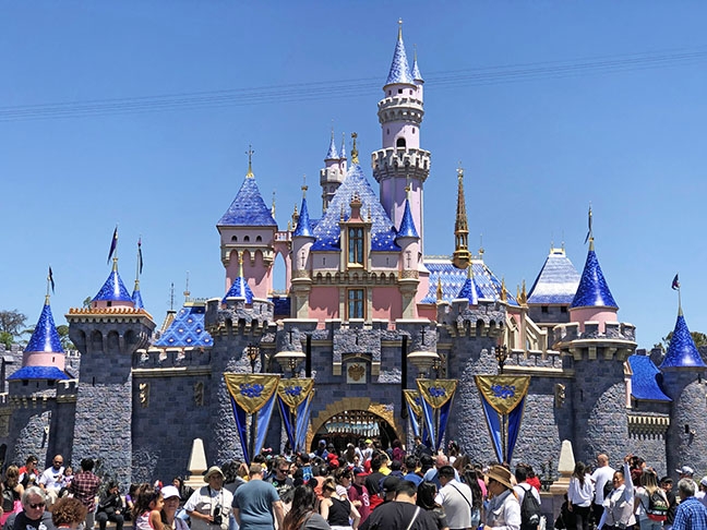Um deles é o Disneyland Park, o primeiro a ser inaugurado, em 17 de julho de 1955. 