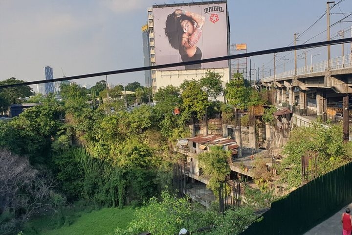 2) SkyCity, Filipinas (335 m): Planejado para ser o prédio mais alto das Filipinas, teve sua construção iniciada em 1997, mas nunca foi concluído devido a disputas legais e falta de financiamento. Reprodução: Flipar
