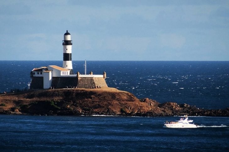 Farol da Barra, Salvador (BA) - Um dos mais bonitos e significativos do mundo. Construído em 1698 , é o mais antigo do Brasil. Servia para orientar os comandantes das embarcações que chegavam à baía de Todos os Santos levando açúcar e outras especiarias para a Europa. Reprodução: Flipar