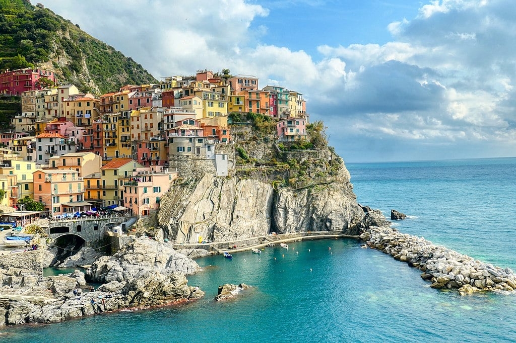  A Cinque Terre é composta pelas comunidades de Riomaggiore, Monterrosso e Vernazza, além dos distritos de Manarola e Corniglia.