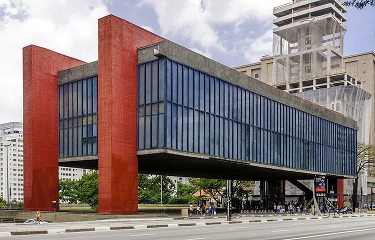 Masp - Museu de Arte de São Paulo Assis Chateaubriand, aberto em 1947. Tem um vão de 70m sob 4 pilares, concebido pelo engenheiro José Carlos Ferraz.  Possui grandes coleções de arte de vários países e peças arqueológicas. Com um acervo de 8 mil peças, tombado pelo patrimônio nacional, tem uma das maiores bibliotecas especializadas em arte do Brasil.  Reprodução: Flipar