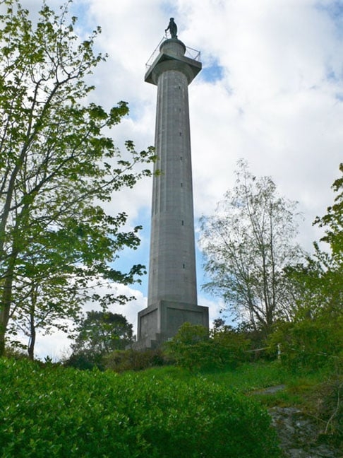 A cidade fica na Ilha de Anglesey, no País de Gales. Na foto, um monumento: a coluna do Marquês de Anglesey.  Reprodução: Flipar