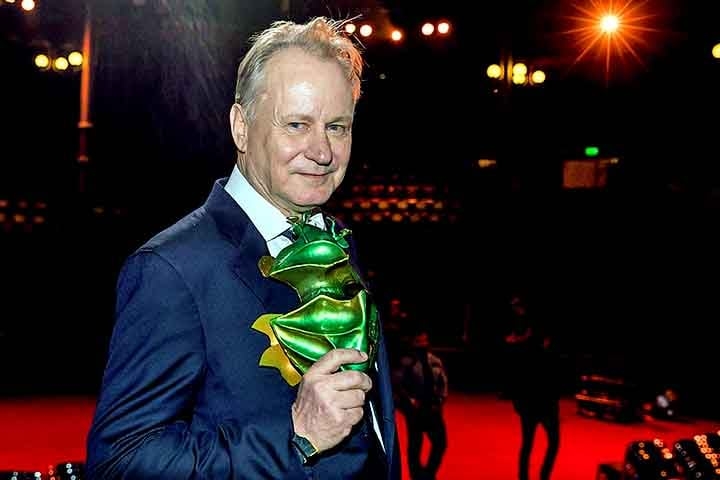 No “Karlovy Vary Film Festival”, na República Tcheca, Stellan Skarsgård foi premiado com o “Crystal Globe” por sua contribuição ao cinema mundial. 
 Reprodução: Flipar