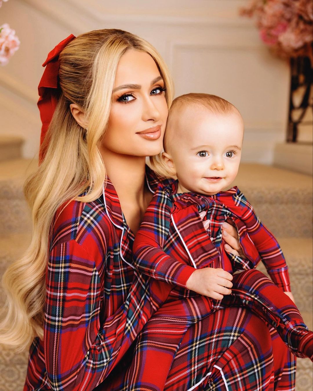 Paris Hilton posa com o marido e os dois filhos em ensaio de Natal