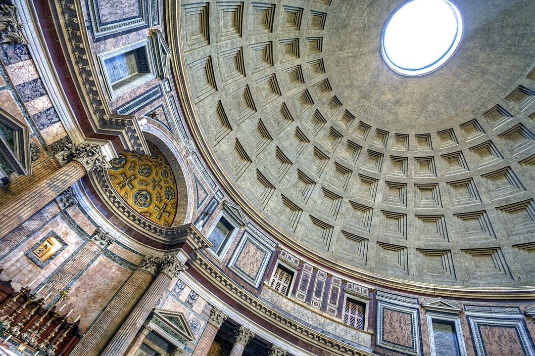 Cúpula do Panteão ( Roma, Itália) - Feita em concreto maciço, sem reforço, é uma das maiores do mundo e permanece intacta há quase dois milênios. O óculo central cria um efeito de iluminação natural, que confere um ar místico e espiritual ao espaço interior, onde há sarcófagos de grandes personalidades, como o pintor Rafael Sanzio Reprodução: Flipar