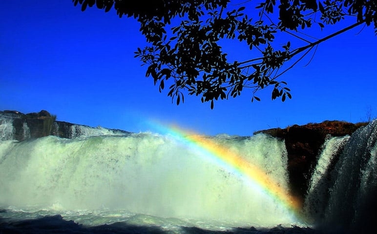 A Cachoeira da Formiga é uma parada obrigatória no Jalapão pela exuberância do seu tom azul-esverdeado cristalino. Localizada a 36 km de Mateiros, a sua queda d’água é inferior a dois metros de altura. O seu poço tem uma grande profundidade, mas possui um ponto mais raso para os turistas.  Reprodução: Flipar