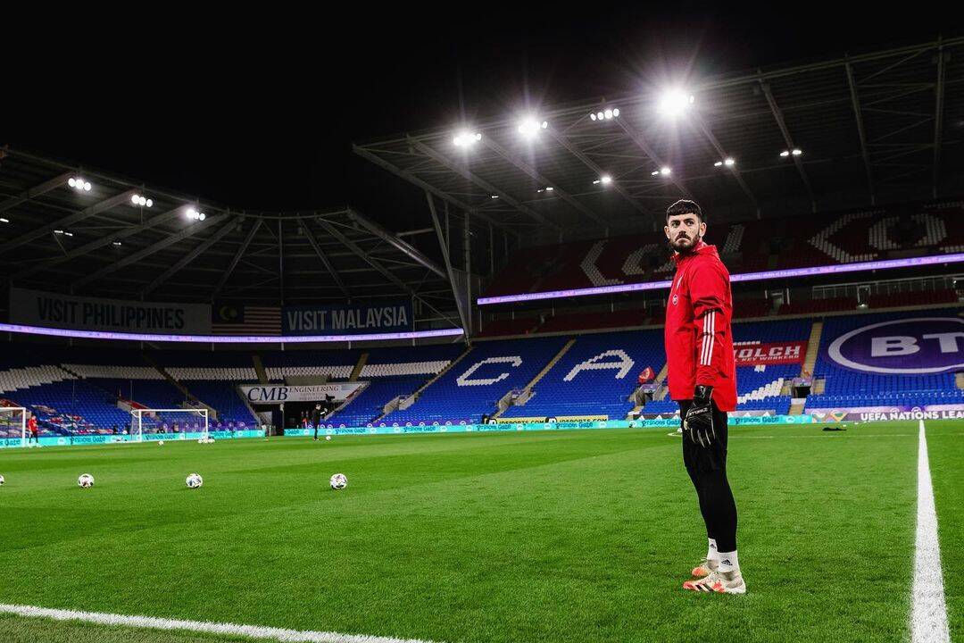 Goleiro Fica No Gol Durante a Partida De Futebol à Noite. Jogo De Futebol  Inglês Em Pequeno Estádio. Conceito De Esporte. Tiroteio Video Estoque -  Vídeo de objetivo, verde: 276774865