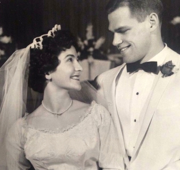 Este rapaz fotografado em sua cerimônia de casamento em 1961 lembra alguém bem famoso... Já matou? 