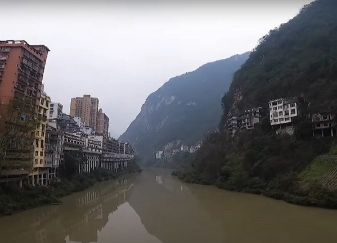 Além da excentricidade da cidade em si, as principais atrações turísticas de Yanjin incluem o Vale de Yanjin (foto), a Ponte de Pedra de Shuanglong, o Templo de Baisha e as Grutas de Longyu. Reprodução: Flipar