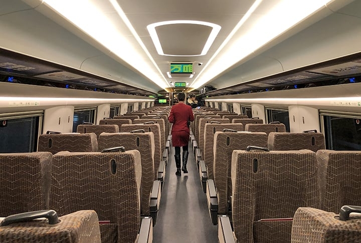A experiência oferecida pelo CR400 Fuxing aos viajantes conta com tela individual por assento, carregamento sem fio para dispositivos eletrônicos e outras tecnologias.