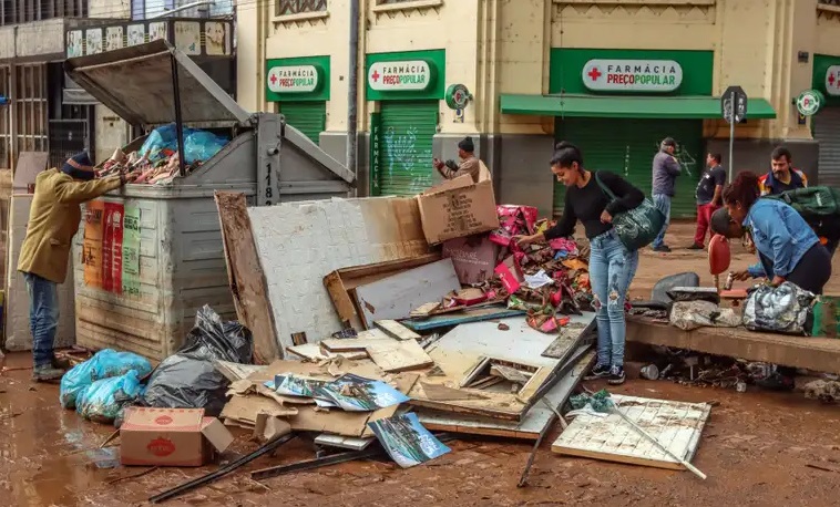 Comerciantes voltaram ao centro de Porto Alegre após volume de água diminuir Rafa Neddermeyer/Agência Brasil