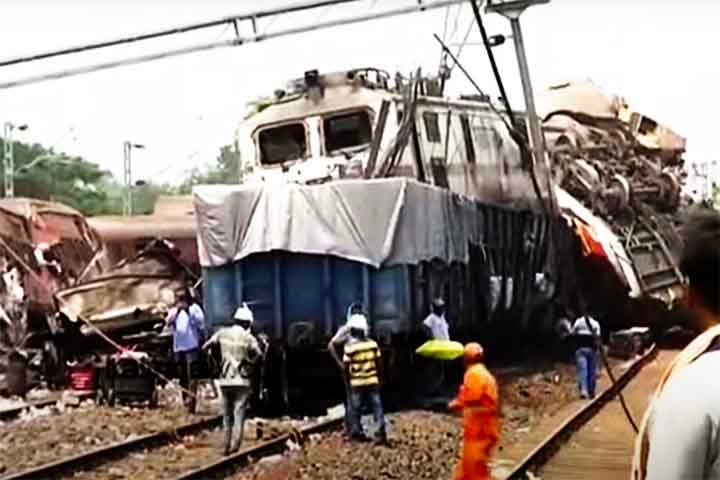 Acidente ferroviário de Balasore (Índia, 2023): Em 2 de junho de 2023, um trágico acidente aconteceu no estado de Odisha envolvendo três trens: o Coromandel Express, o Howrah Superfast Express e um trem de carga estacionado em uma linha lateral. Reprodução: Flipar