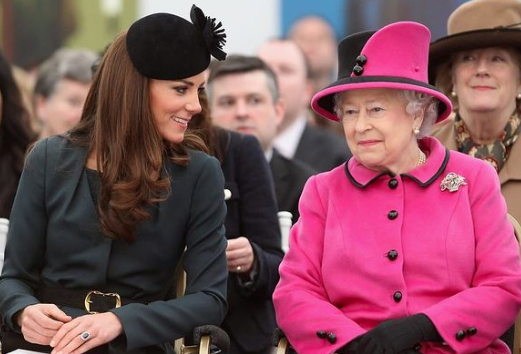 Kate Middleton ao lado da rainha Elizabeth II. Foto: Reprodução / Instagram @theroyalfamily - 09.01.2022
