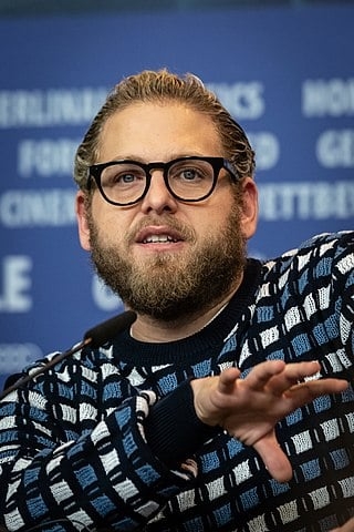 Jonah Hill - O ator e diretor americano  tem sobrenome Feldstein. Sua origem é judaica. Ele cresceu em Los Angeles e passou pela cerimônia Bar Mitzvah, para a concessão da maioridade religiosa no Judaísmo.  Reprodução: Flipar