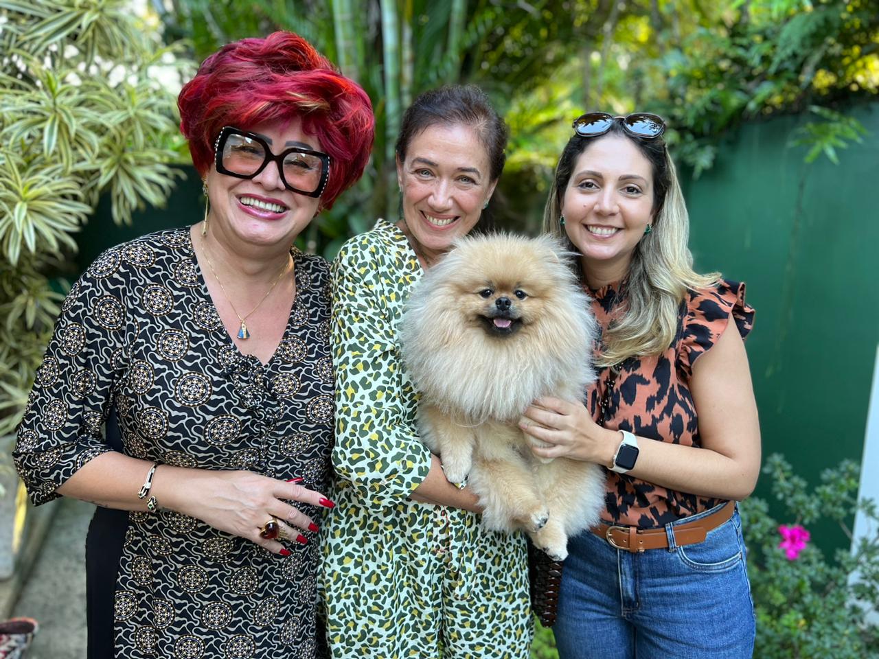 Nany People, a atriz Lilia Cabral com seu cachorrinho Valentino, e a assessora de comunicação Maísa Capobiango Nany People/Arquivo Pessoal