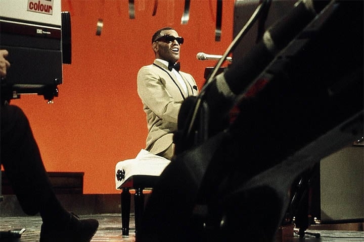 Ray Charles (1930-2004): Cantor e pianista nascido na Geórgia, perdeu a visão aos seis anos devido a um glaucoma, o que não impediu de desenvolver seu talento musical em diversos instrumentos. 
 Reprodução: Flipar